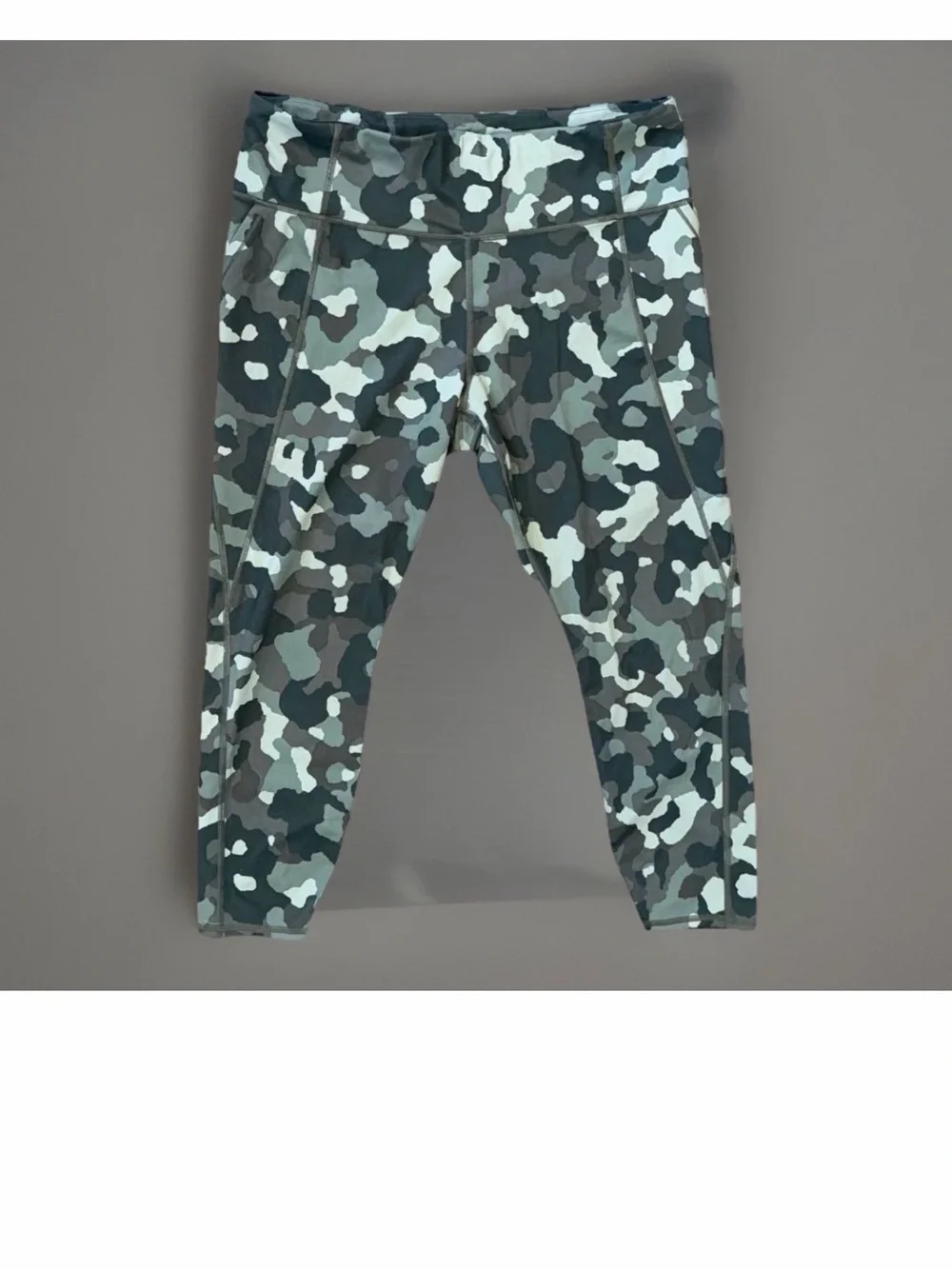 ATHLETA Lightning Camo 7/8 Size XL Leggings